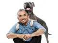Cesar Millan z psem, pokazujący, jak zdominować psa.