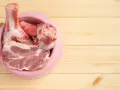 Surowa wołowina dla psa w misce. Czy lepsza surowa czy gotowana? Decyzja należy do Ciebie.