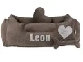 Wygodne legowisko dla doga niemieckiego Leona, z sercem "Sweet Dreams" i kością.