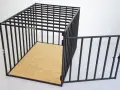 Solidna klatka kennelowa dla border collie, z otwieranymi drzwiczkami i podłogą z płyty OSB.