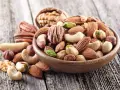 Mieszanka orzechów: migdały, orzechy nerkowca, pistacje, orzechy brazylijskie, orzechy pekan, laskowe i włoskie. Czy psy mogą jeść orzechy? To pytanie nurtuje wielu właścicieli czworonogów.