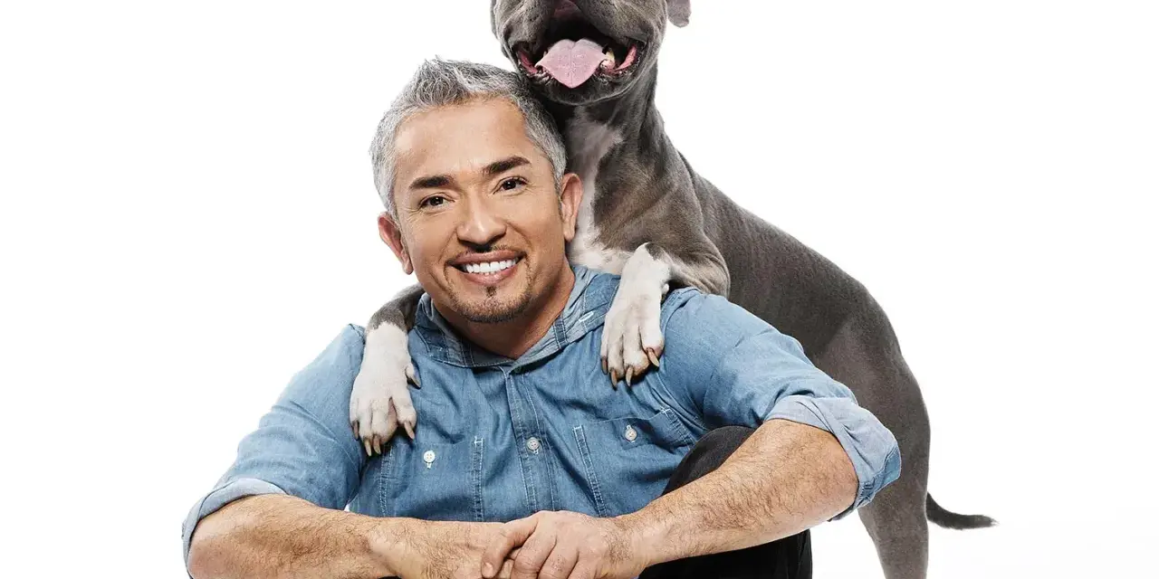 Cesar Millan z psem, pokazujący, jak zdominować psa.