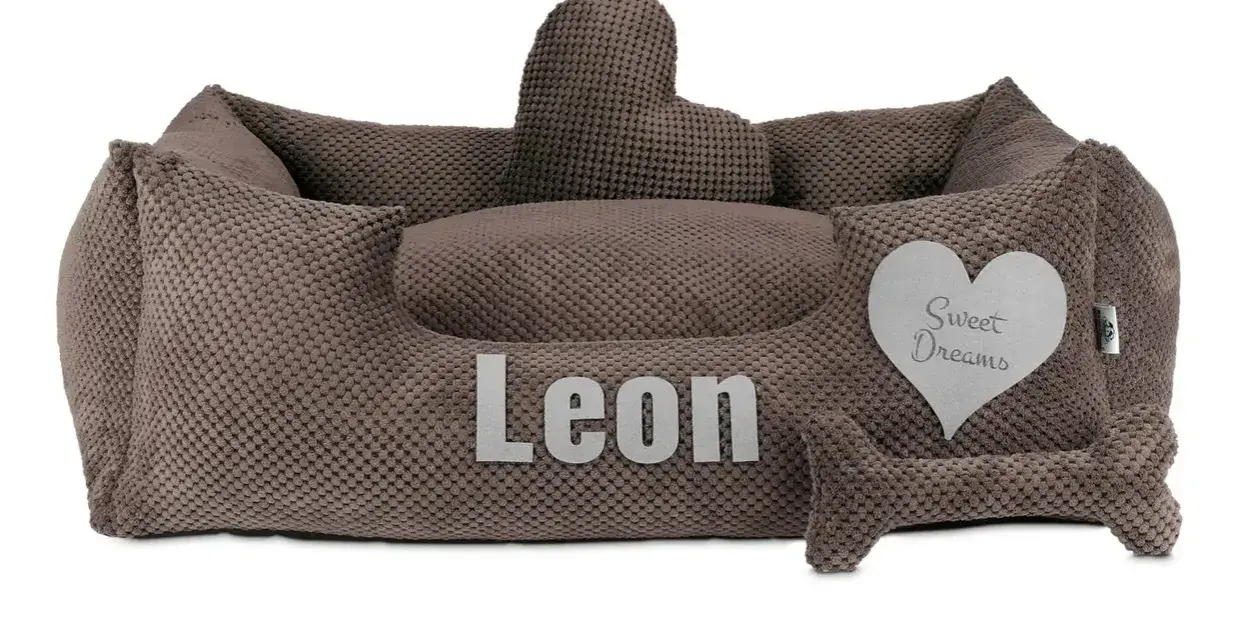 Wygodne legowisko dla doga niemieckiego Leona, z sercem "Sweet Dreams" i kością.