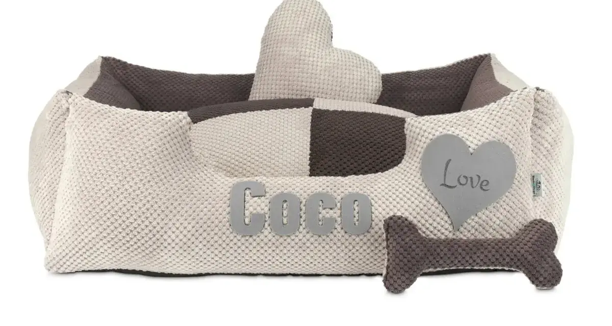 Legowisko dla psa Coco z sercem i kością. Czy pies drapie legowisko, bo chce je ułożyć?