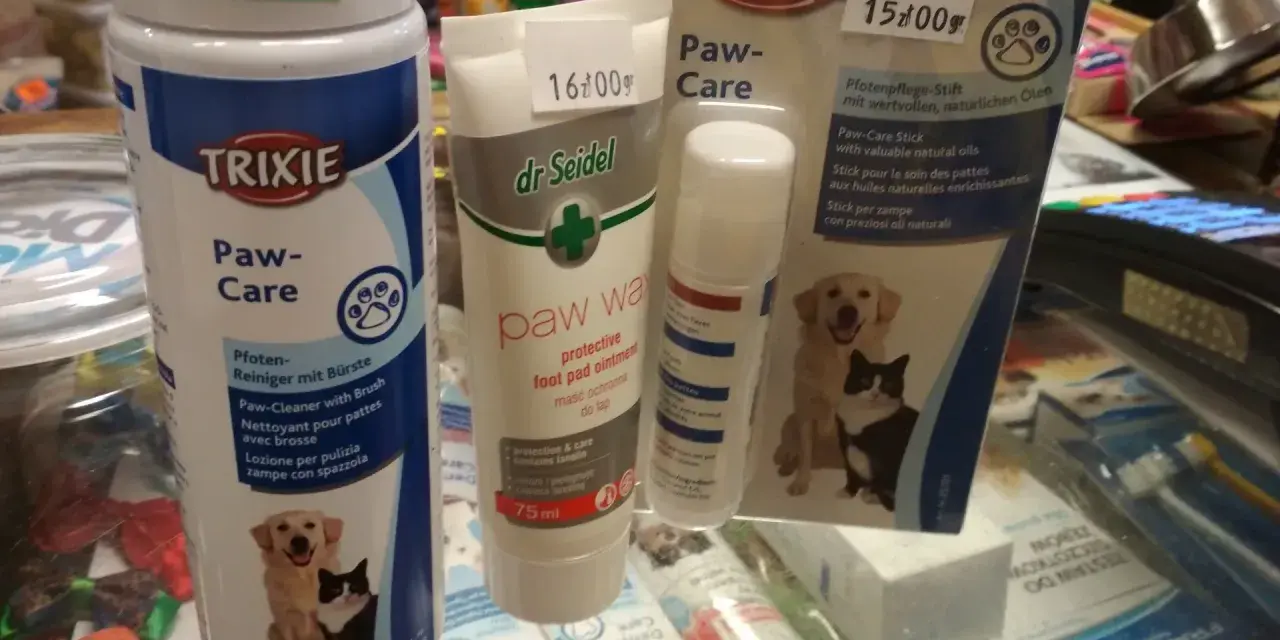 Zimowe kosmetyki dla zwierząt: czym smarować psu łapy? Kremy i spraye Trixie Paw-Care oraz maść dr Seidel ochronią łapki Twojego pupila.