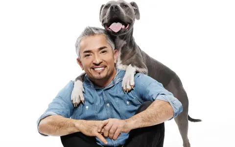 Cesar Millan z psem, pokazujący, jak zdominować psa.