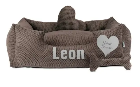 Wygodne legowisko dla doga niemieckiego Leona, z sercem "Sweet Dreams" i kością.