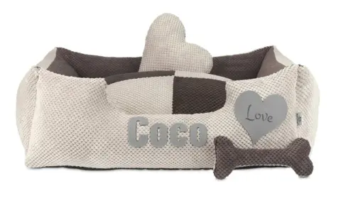 Legowisko dla psa Coco z sercem i kością. Czy pies drapie legowisko, bo chce je ułożyć?