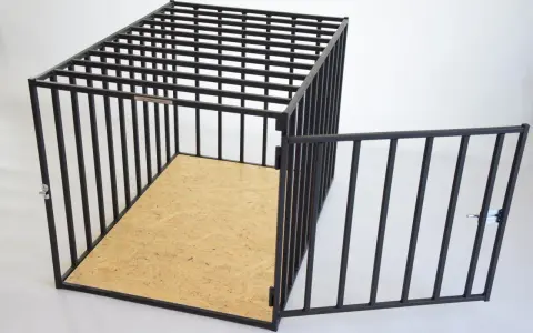 Solidna klatka kennelowa dla border collie, z otwieranymi drzwiczkami i podłogą z płyty OSB.