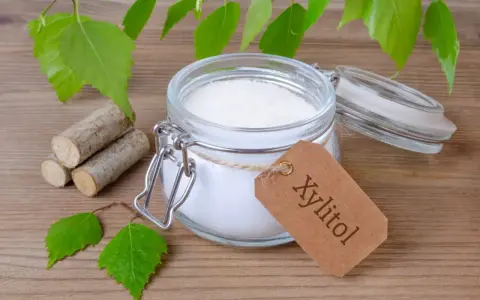 Słoik z ksylitolem, naturalnym słodzikiem. Uważaj, ksylitol dla psa jest toksyczny!