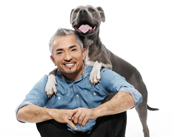 Cesar Millan z psem, pokazujący, jak zdominować psa.