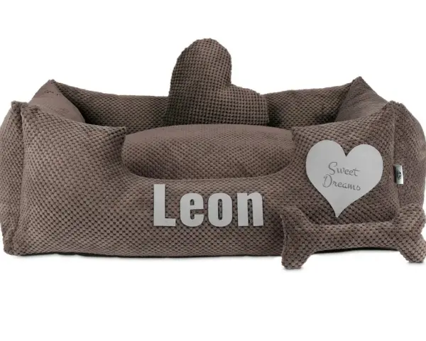 Wygodne legowisko dla doga niemieckiego Leona, z sercem "Sweet Dreams" i kością.