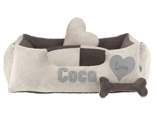 Legowisko dla psa Coco z sercem i kością. Czy pies drapie legowisko, bo chce je ułożyć?