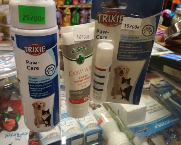 Zimowe kosmetyki dla zwierząt: czym smarować psu łapy? Kremy i spraye Trixie Paw-Care oraz maść dr Seidel ochronią łapki Twojego pupila.