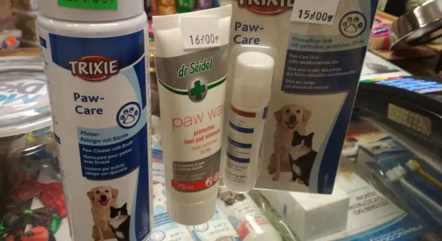 Zimowe kosmetyki dla zwierząt: czym smarować psu łapy? Kremy i spraye Trixie Paw-Care oraz maść dr Seidel ochronią łapki Twojego pupila.