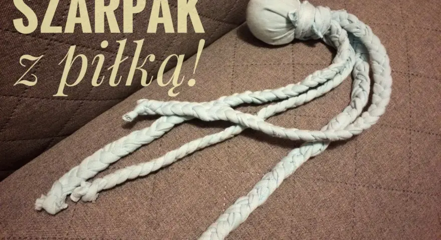 Jak zrobić szarpak dla psa? Prosty DIY z piłką i sznurkami z materiału. Idealna zabawka dla czworonoga!